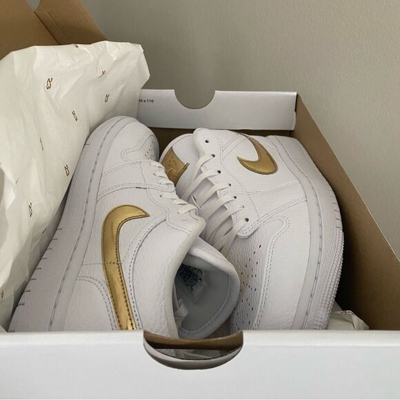 NIB Jordan 1 Low - Picture 5 of 8